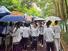 以最高規格為學(xué)生過(guò)節，以素質(zhì)教育作學(xué)校底色
