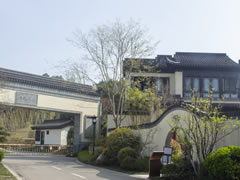 花開(kāi)花落，不言不語(yǔ)，卻寫(xiě)盡四季